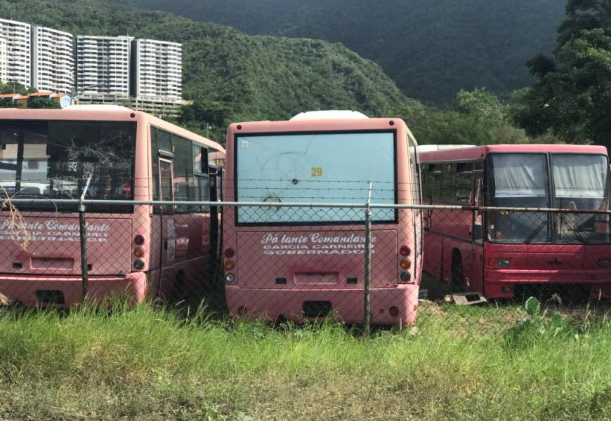 Abandonadas grandes cantidades de autobuses en Vargas