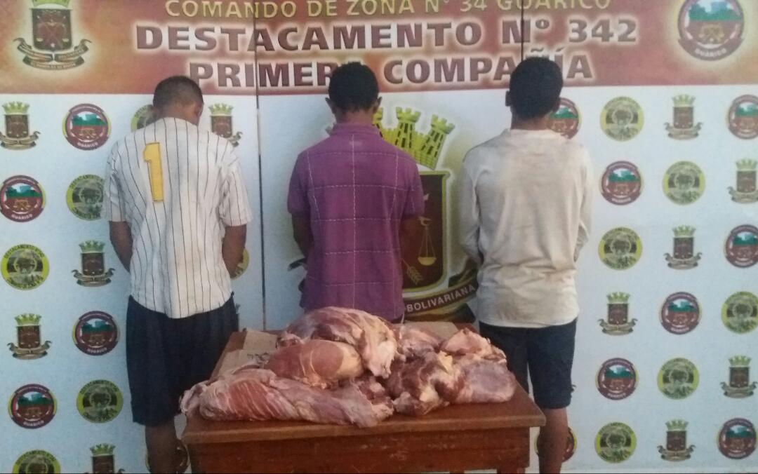 Atrapados delincuentes de carne de res por funcionarios del Destacamento