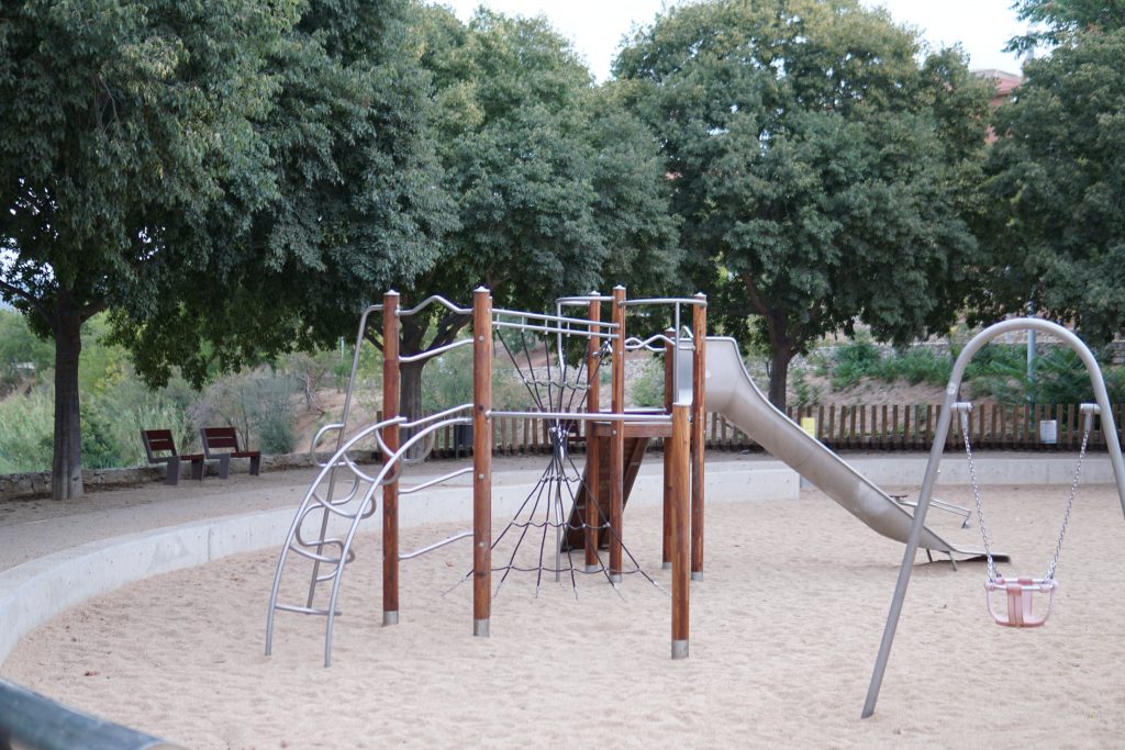 parque infantil con columpios