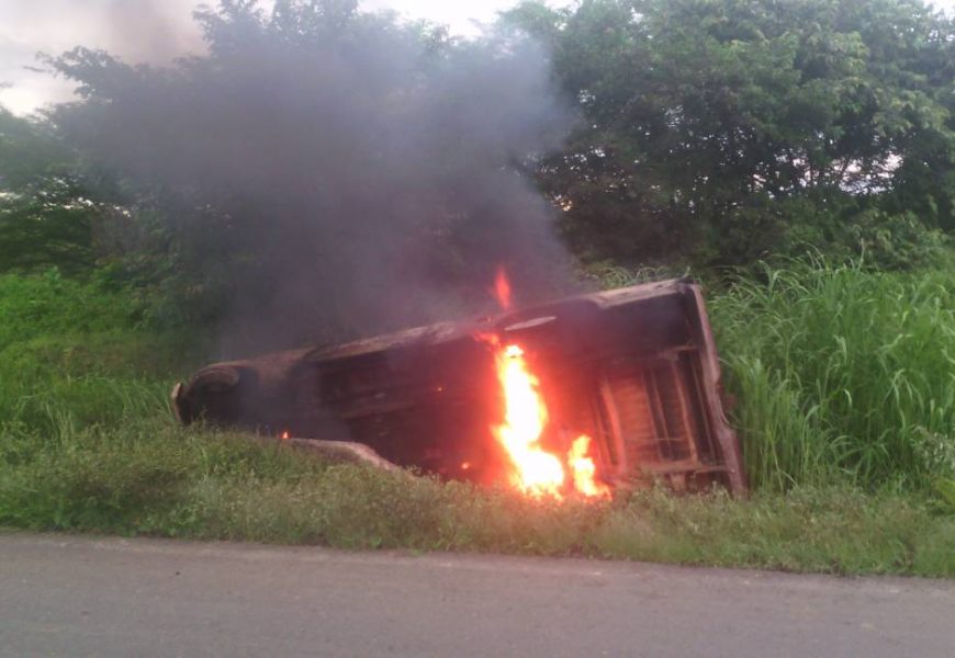 Comerciante resultó ileso al volcarse e incendiarse la camioneta que conducía