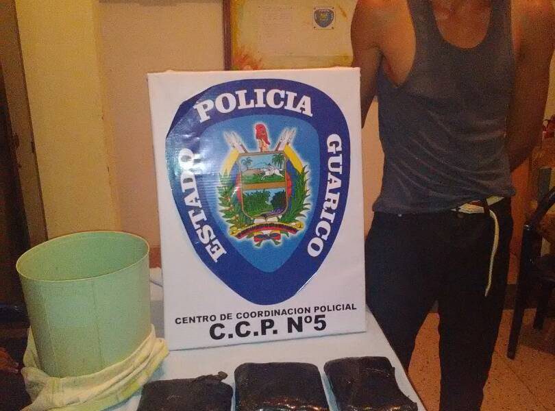 Detenido con seis panelas de presunta marihuana Detenido con seis panelas de presunta marihuana